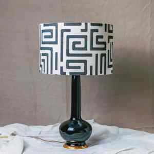 Pantalla para lámpara en color natural y negro con dibujo laberinto