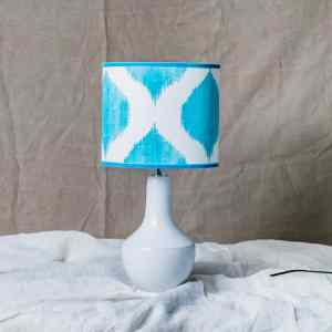 Pantalla ovalada de lámpara ikat azul