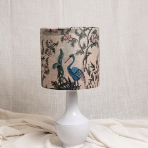 Pantalla cilíndrica para lámpara hecha a mano con tela de lino estampada de aves y paisajes exóticos