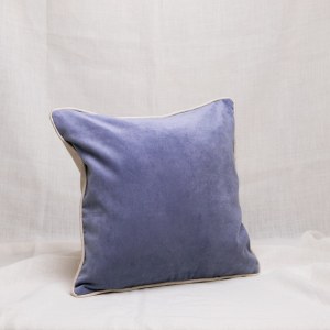 Funda de cojín en terciopelo azul con cordón y trasera de lino color natural