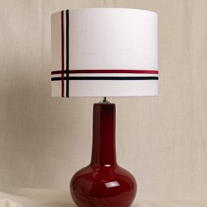 Pantalla para lámpara de lino blanco con dos ribetes de terciopelo negro y burdeos cruzados