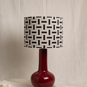 Pantalla para lámpara con tela geométrica en tonos crema, negro y blanco