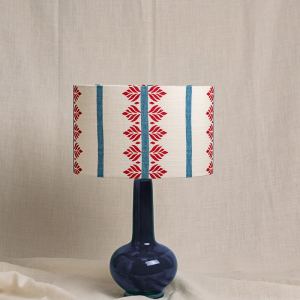 Pantalla para lámpara con lino de fondo blanco estampado en colores azul y rojo