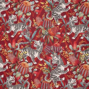 Tela con base de algodón estampada en tonos rojos con flores y tigres blancos