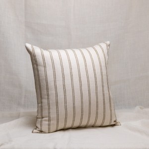 Funda de cojín de lino blanco con rayas tejidas en color verde oliva.