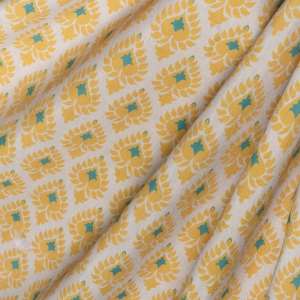 Loneta estampada con dibujo de flor geométrica amarilla y pequeño detalle verde sobre fondo blanco.