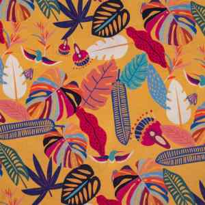 Tela estampada con hojas y aves de llamativos colores fucsia, azules, turquesas y blancos sobre fondo naranja.