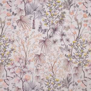 Tela de fondo blanco estampada con diferentes flores y plantas en tonos suaves con mariposas en blanco y negro.