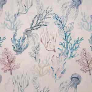 Tela con un estampado marino con medusas, corales y algas en distintas tonalidades azules y tierras sobre un fondo blanco.