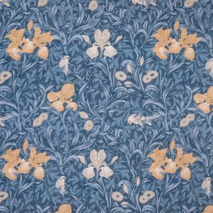 Tela de algodón semi-grueso estampada al estilo Morris con flores y pájaros en tonos tierras sobre fondo de hojas azules.